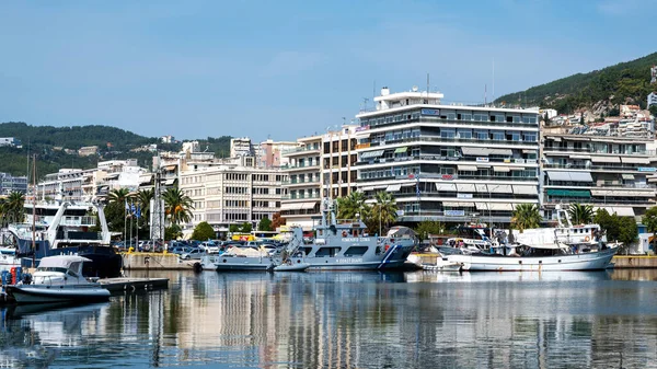 Kavala Grécia Setembro 2020 Porto Com Muitos Barcos Ancorados Edifícios — Fotografia de Stock