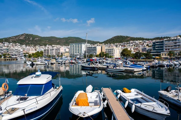Kavala Grécia Setembro 2020 Porto Com Muitos Barcos Ancorados Edifícios — Fotografia de Stock