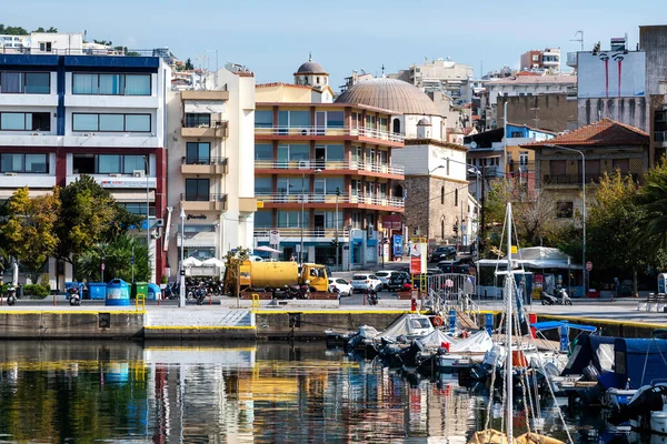 Kavala Greece Сентября 2020 Порт Большим Количеством Пришвартованных Лодок Здания — стоковое фото