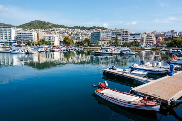 Kavala ギリシャ 2020年9月23日 多くの係留ボート 町のエーゲ海コストの建物 背景の緑の丘を持つポート — ストック写真