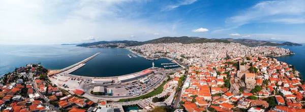 Bred Bild Kavala Från Drönaren Egeiska Havet Flera Byggnader Fort — Stockfoto