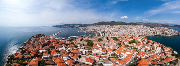 Bred Bild Kavala Från Drönaren Egeiska Havet Flera Byggnader Fort — Stockfoto