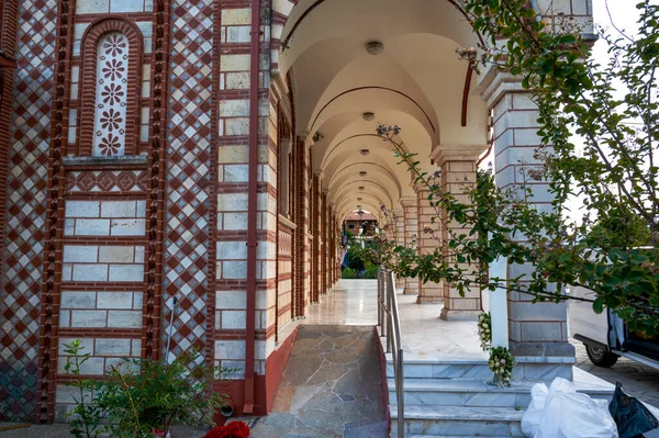 Kerk Van Saint George Gevel Weg Naar Ingang Met Groen — Stockfoto