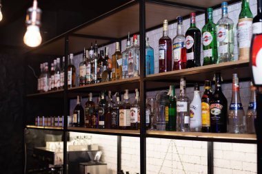 CHISINAU, MOLDOVA - 23 AĞUSTOS 2020: Bir restoranın tezgahının yanında çok sayıda farklı alkol şişesi bulunan bir tezgah