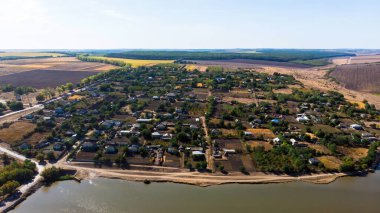Gölün kıyısındaki Maramonovca köyü, insansız hava aracının manzarası, Moldova 'da tarlalar