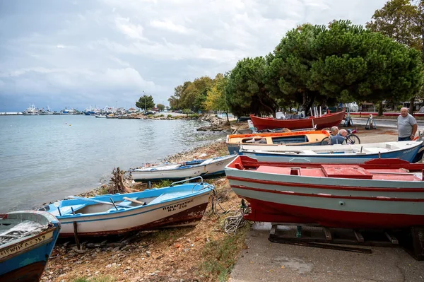 Ставрос Греция Сентября 2020 Пляжные Лодки Берегу Эгейского Моря Обширные — стоковое фото