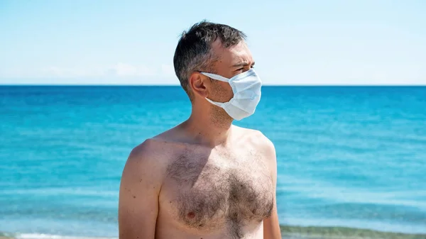 Hombre Con Máscara Médica Blanca Con Torso Desnudo Pelo Pecho — Foto de Stock