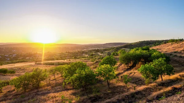 Pôr Sol Moldávia Vista Encosta Colina Com Árvores Verdes Aldeia — Fotografia de Stock