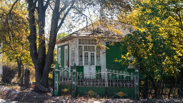 Antigua Vivienda Provincial Con Fachada Verde Cerca Rota Vegetación Múltiple —  Fotos de Stock