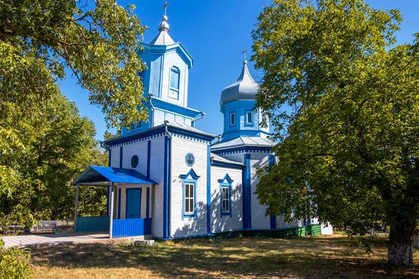 교회는 나무와 금속으로 만들어 하얀색과 파란색 외관은 몰도바로 둘러싸여 있었다 — 스톡 사진