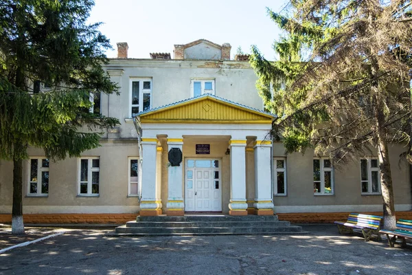 Vasile Gangal Spor Salonu Girişi Eski Bina Bahçedeki Ağaçlar Banklar — Stok fotoğraf