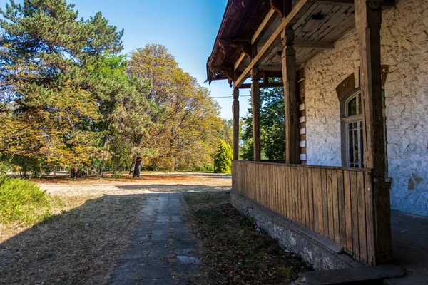 Pommer Mansion Antiguo Edificio Abandonado Con Veranda Frondosos Árboles Fondo —  Fotos de Stock