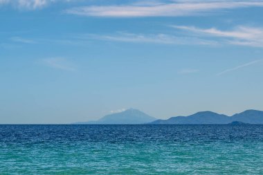 Yunanistan 'da dağları ve denizi olan mavi arkaplan