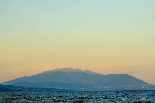 Yunanistan Dağları Denizi Olan Koyu Mavi Sarı Arkaplan — Stok fotoğraf