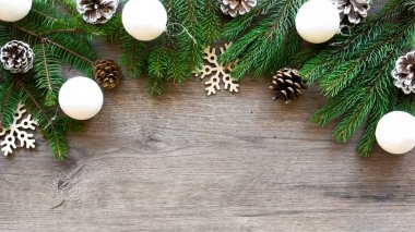 Noel ağacı dalları, kozalaklı ve bayram süslemeleri. Ahşap arka plan. Tatil konsepti. Üst görünüm