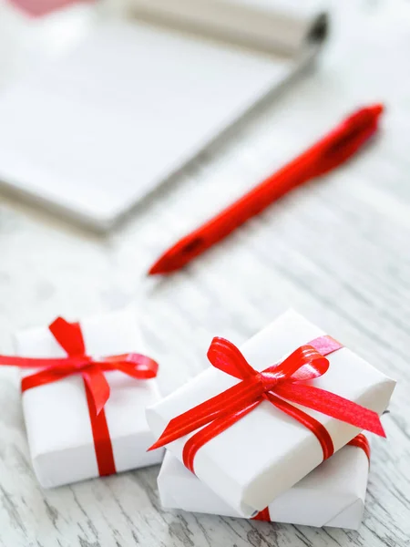 Tafel Met Geschenkdozen Notitieboek Brievenconcept Bovenaanzicht — Stockfoto