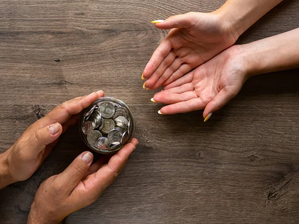 Hombre Dando Una Mujer Lata Con Monedas Metal Manos Gente — Foto de Stock