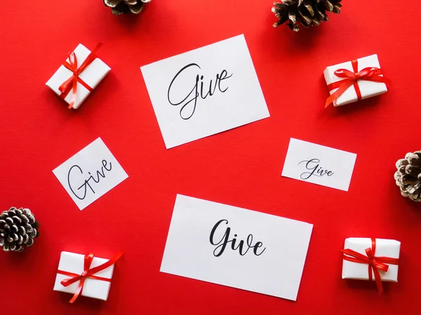 Mehrere Weiße Geschenkboxen Notizen Mit Botschaften Und Tannenzapfen Roter Hintergrund — Stockfoto