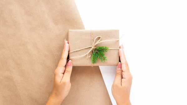 Vrouwelijke Hand Houdt Een Geschenkdoos Met Een Kerstboom Tak Twee — Stockfoto