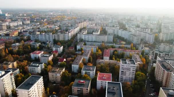 Distrito residencial com edifícios altos e estradas perto do parque Titan. Vista do drone, vista panorâmica. Bucareste, Roménia — Vídeo de Stock