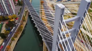 Ciurel geçidi, hareket halindeki arabalarla nehir üzerinde köprü, inşaat çalışmaları. İnsansız hava aracının görüntüsü. Bükreş, Romanya