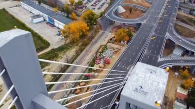 BUCHAREST, ROMANIA - 18 Ekim 2020: Ciurel geçidi, hareket eden arabaların olduğu bir nehir üzerinde köprü, inşaat çalışmaları. İnsansız hava aracından görüntüle