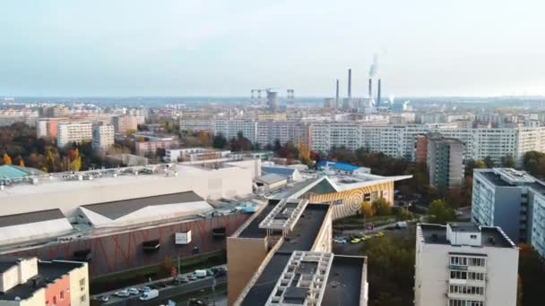 BUCHAREST, RUMANIA - 18 DE OCTUBRE DE 2020: Barrio residencial, centro comercial e instalaciones industriales cerca del parque Titan. Vista desde el dron, vista panorámica — Vídeo de stock