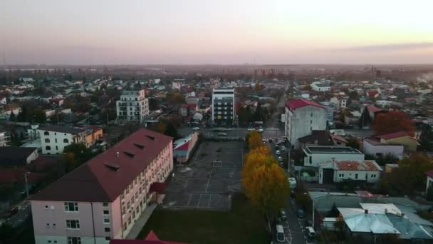 Bostadsdel med låga byggnader, lekplats, väg med rörliga bilar. Utsikt från drönaren, panoramautsikt. Bukarest, Rumänien — Stockvideo