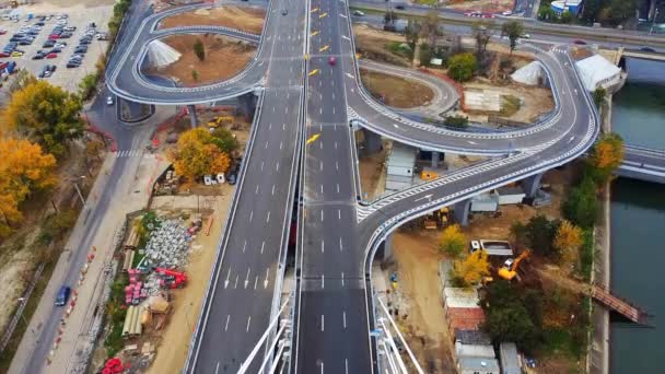 Paso de Ciurel, puente sobre un río con coches en movimiento, obras de construcción cerca de él. Vista desde el dron. Bucarest, Rumania — Vídeos de Stock