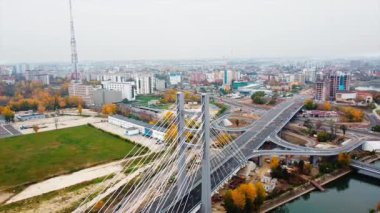 Ciurel geçidi, hareket halindeki arabalarla nehir üzerinde köprü, inşaat çalışmaları. İnsansız hava aracının görüntüsü. Bükreş, Romanya