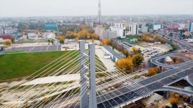 Ciurel geçidi, hareket halindeki arabalarla nehir üzerinde köprü, inşaat çalışmaları. İnsansız hava aracının görüntüsü. Bükreş, Romanya