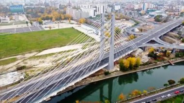 Ciurel geçidi, hareket halindeki arabalarla nehir üzerinde köprü, inşaat çalışmaları. İnsansız hava aracının görüntüsü. Bükreş, Romanya