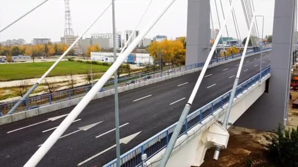 Paso de Ciurel, puente sobre un río con coches en movimiento, obras de construcción cerca de él. Vista desde el dron. Bucarest, Rumania — Vídeos de Stock