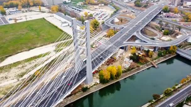 Jalur Ciurel, jembatan di atas sungai dengan mobil yang bergerak, konstruksi bekerja di dekatnya. Lihat dari pesawat itu. Bucharest, Romania — Stok Video