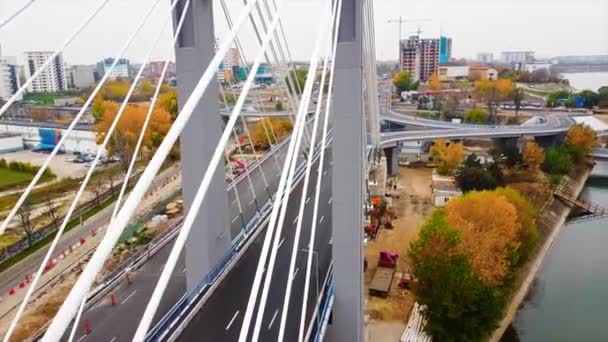 Passagem de Ciurel, ponte sobre um rio com carros em movimento, obras de construção perto dele. Vista do drone. Bucareste, Roménia — Vídeo de Stock