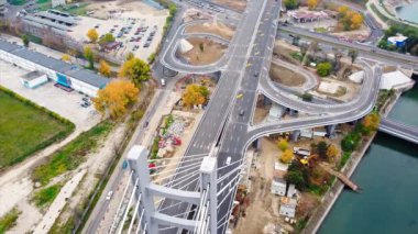 Ciurel geçidi, hareket halindeki arabalarla nehir üzerinde köprü, inşaat çalışmaları. İnsansız hava aracının görüntüsü. Bükreş, Romanya