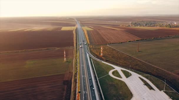 周りのフィールドの側面に移動車や駐車場と太陽の高速道路 ドローンからの眺め ルーマニア — ストック動画