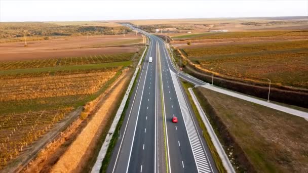 周りのフィールドの側面に移動車や駐車場と太陽の高速道路 ドローンからの眺め ルーマニア — ストック動画