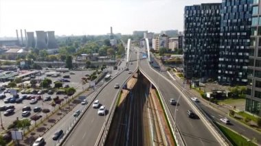 BÜKREŞ, ROMANIA - 18 Ekim 2020: Grozavesti köprüsü bir kanalı geçiyor, hareket halindeki arabalar, modern ticari ve konut binaları, yeşillik ve park yeri. İnsansız hava aracından görüntüle