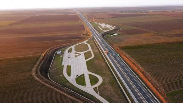 Autostrada Słońca Poruszającymi Się Samochodami Parkingiem Poboczu Drogi Pola Wokół — Wideo stockowe