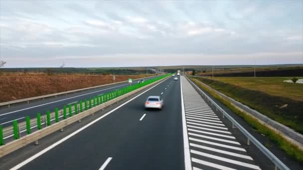 太陽の高速道路は車を動かし その周りを埋めます ドローンからの眺め ルーマニア — ストック動画