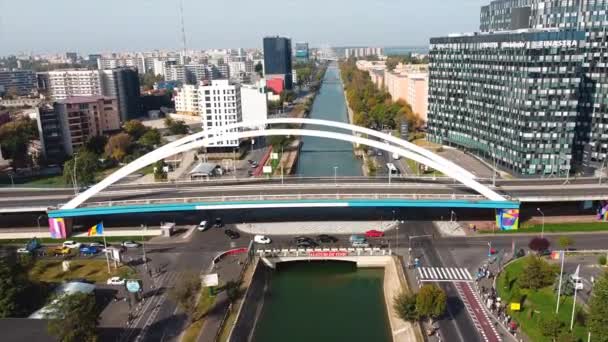 伯明翰 罗马尼亚 2020年10月18日 格罗维斯塔桥通过一条渠道 移动汽车 现代商业和住宅建筑 从无人机看到的 — 图库视频影像