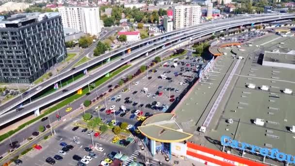 伯明翰 罗马尼亚 2020年10月18日 公路与移动的汽车 现代商业和住宅建筑 绿色和停车场 从无人机看到的 — 图库视频影像