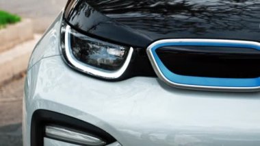 BUCHAREST, ROMANIA - 20 Ekim 2020: Modern BMW i3 elektrikli araba tamponu ve ızgarası. Sıfır emisyon aracının yakın görüntüsü. Ekoloji fikri