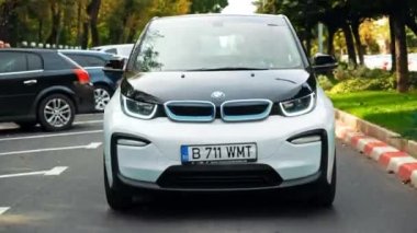 BUCHAREST, ROMANIA - 20 Ekim 2020: modern BMW i3 elektrikli araba şehir merkezinde yolda gidiyor. Sıfır emisyon aracının yakın görüntüsü. Ekoloji fikri