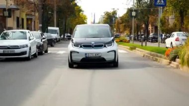 BUCHAREST, ROMANIA - 20 Ekim 2020: modern BMW i3 elektrikli araba şehir merkezinde yolda gidiyor. Sıfır emisyon aracının yakın görüntüsü. Ekoloji fikri