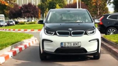 BUCHAREST, ROMANIA - 20 Ekim 2020: modern BMW i3 elektrikli araba şehir merkezinde yolda gidiyor. Sıfır emisyon aracının yakın görüntüsü. Ekoloji fikri