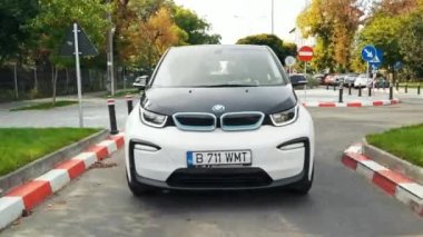 BUCHAREST, ROMANIA - 20 Ekim 2020: modern BMW i3 elektrikli araba şehir merkezinde yolda gidiyor. Sıfır emisyon aracının yakın görüntüsü. Ekoloji fikri