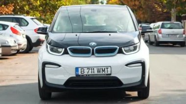 BUCHAREST, ROMANIA - 20 Ekim 2020: Modern BMW i3 elektrikli araba yolda gidiyor. Sıfır emisyon aracının yakın görüntüsü. Ekoloji fikri