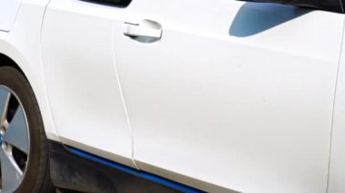 BUCHAREST, ROMANIA - 20 Ekim 2020: modern BMW i3 elektrikli araba. Sıfır emisyon aracının yakın görüntüsü. Ekoloji fikri